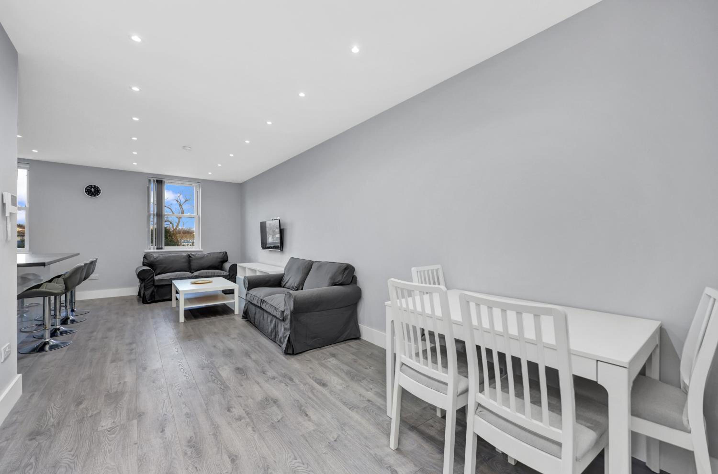 Your Cosy Stay Modern 2 Double bedroom Full Kitchen & Parking 5 Min Walk to Station