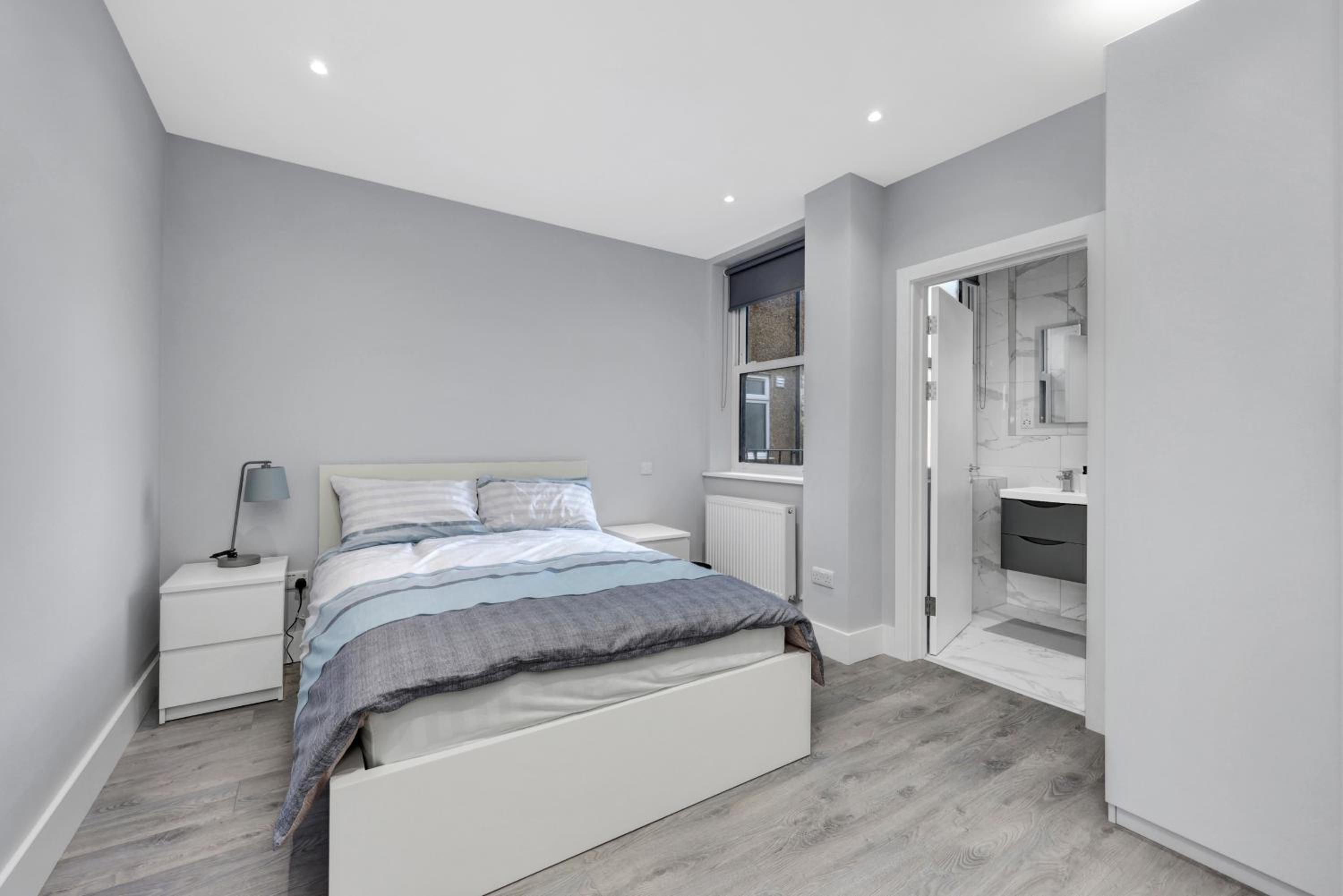 Your Cosy Stay Modern 2 Double bedroom Full Kitchen & Parking 5 Min Walk to Station