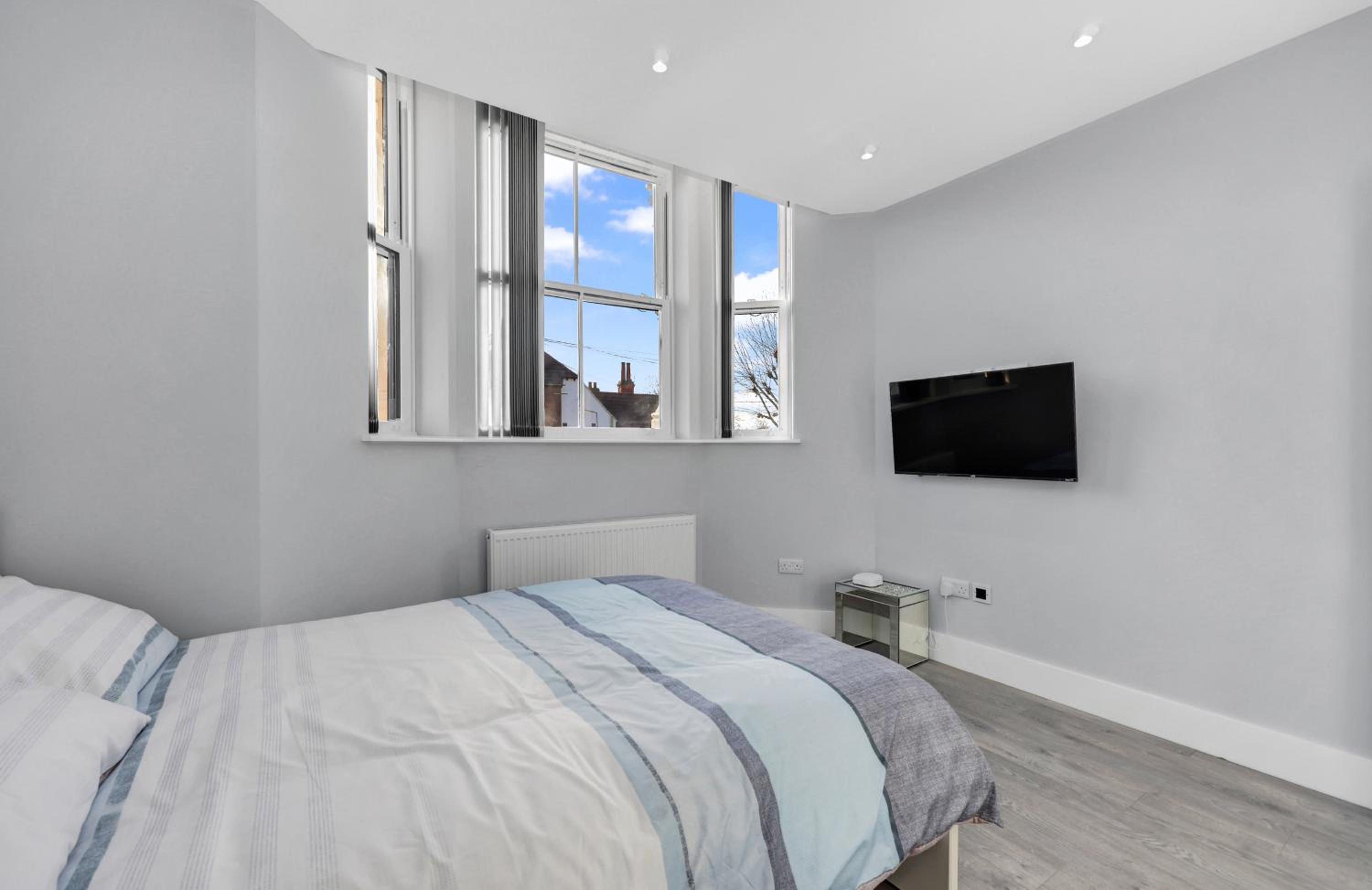 Your Cosy Stay Modern 2 Double bedroom Full Kitchen & Parking 5 Min Walk to Station