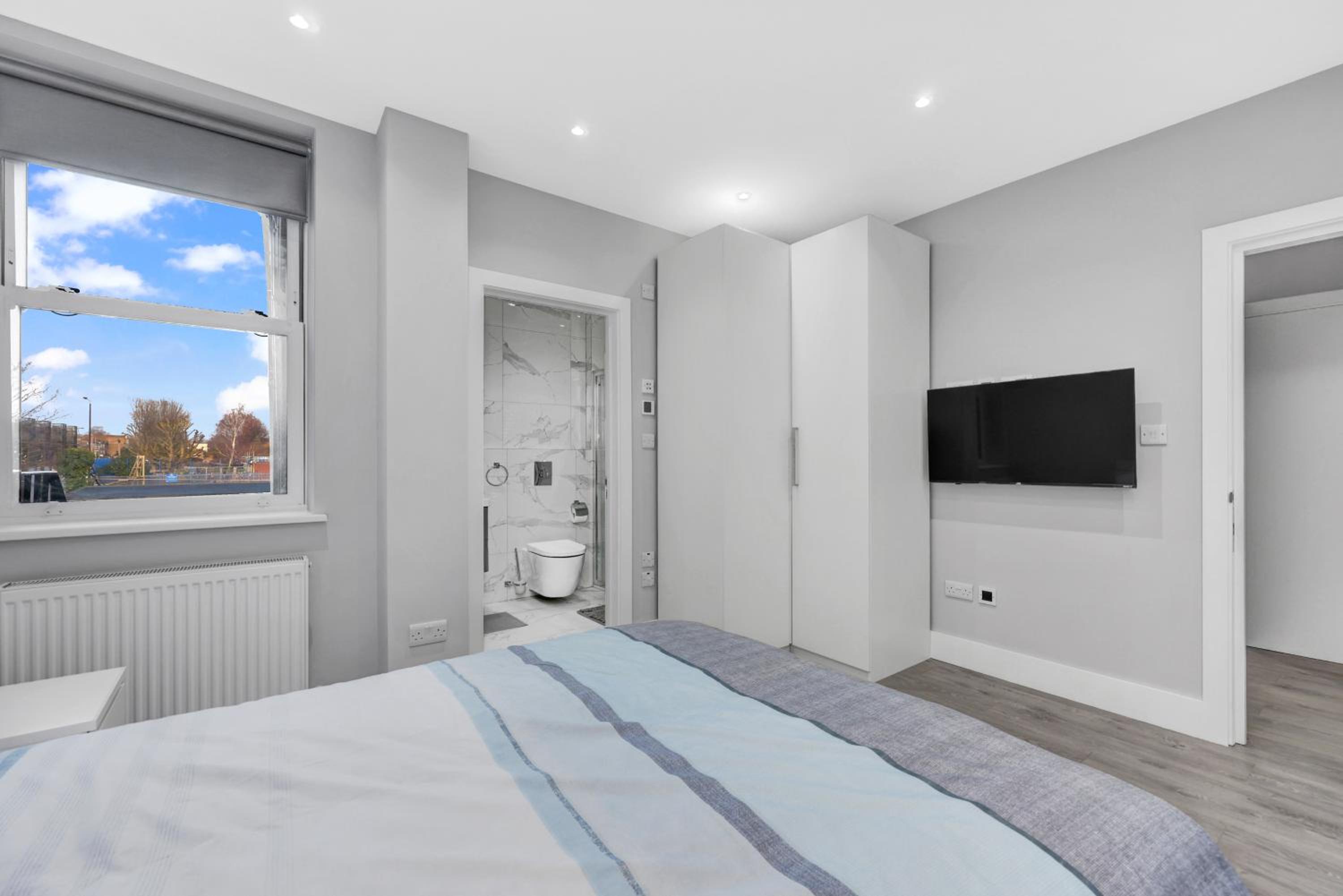 Your Cosy Stay Modern 2 Double bedroom Full Kitchen & Parking 5 Min Walk to Station