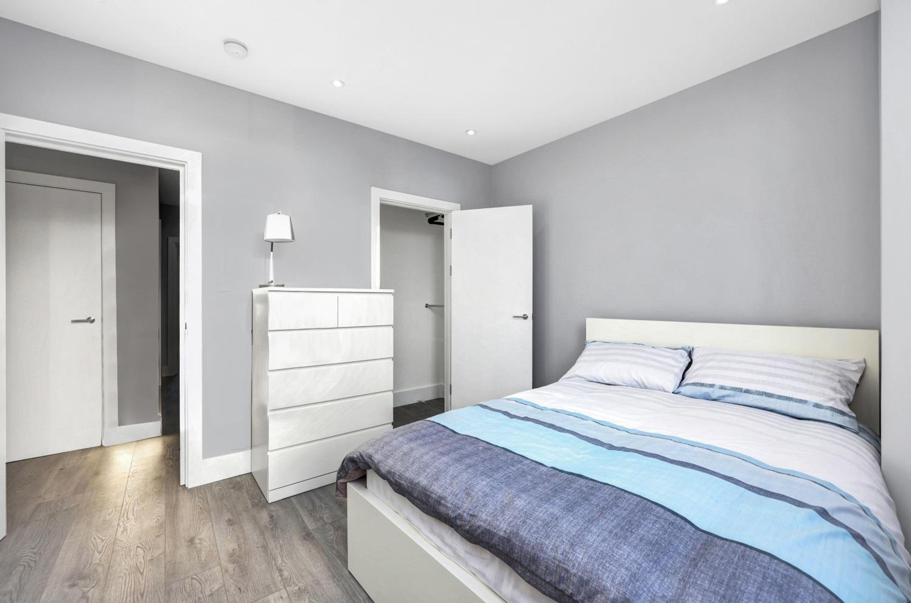 Your Cosy Stay Modern 2 Double bedroom Full Kitchen & Parking 5 Min Walk to Station