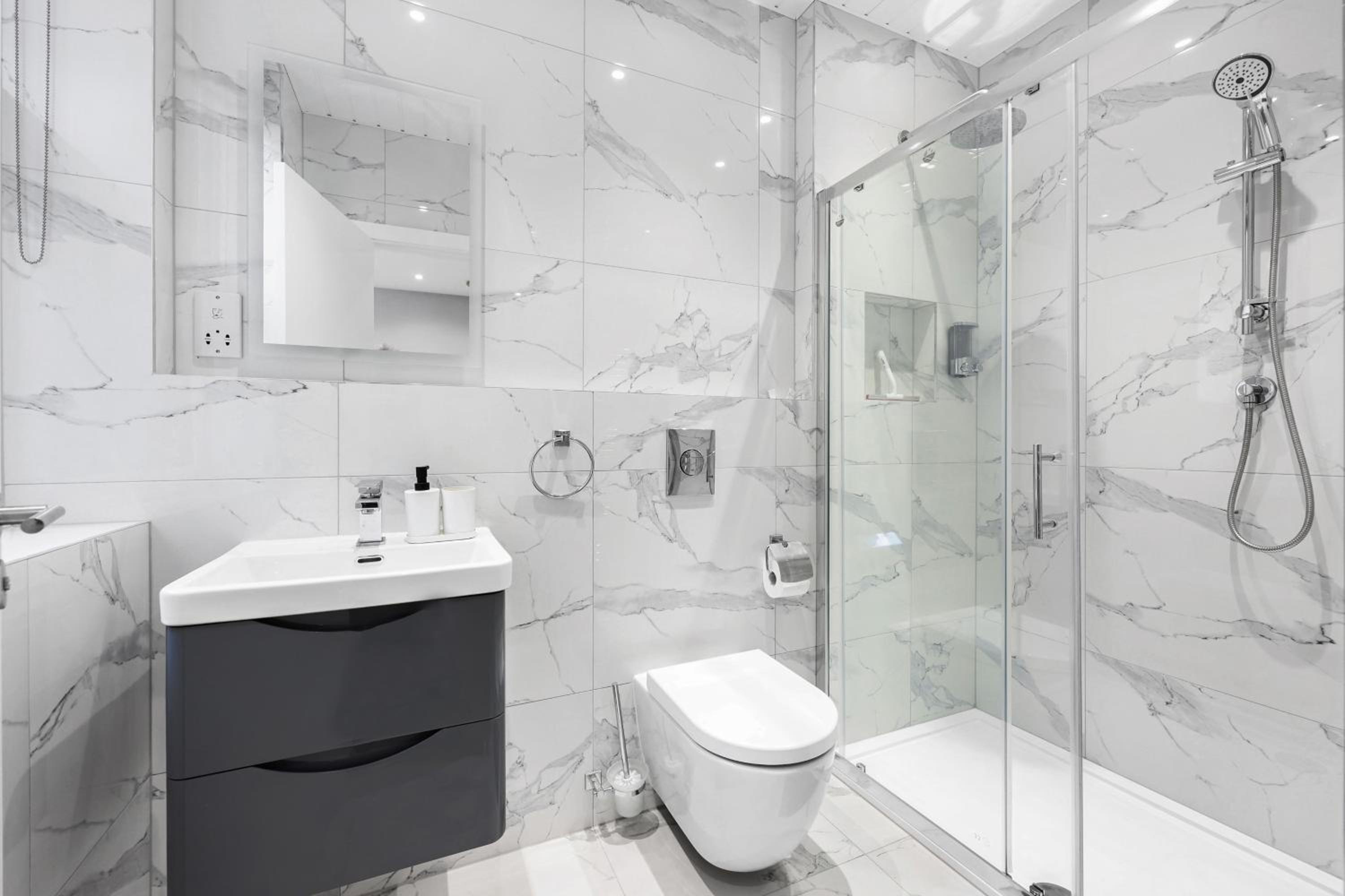 Your Cosy Stay Modern 2 Double bedroom Full Kitchen & Parking 5 Min Walk to Station