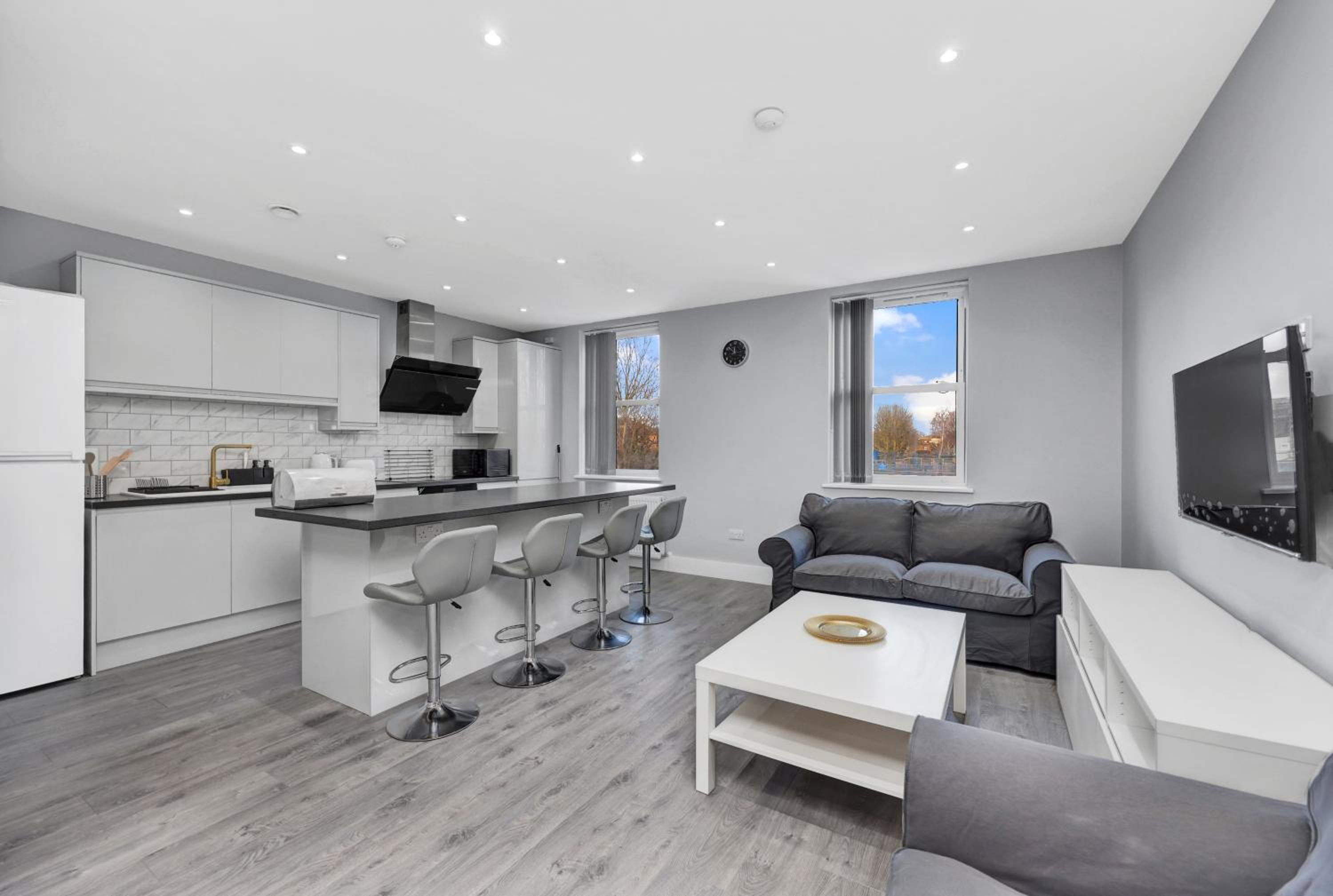 Your Cosy Stay Modern 2 Double bedroom Full Kitchen & Parking 5 Min Walk to Station