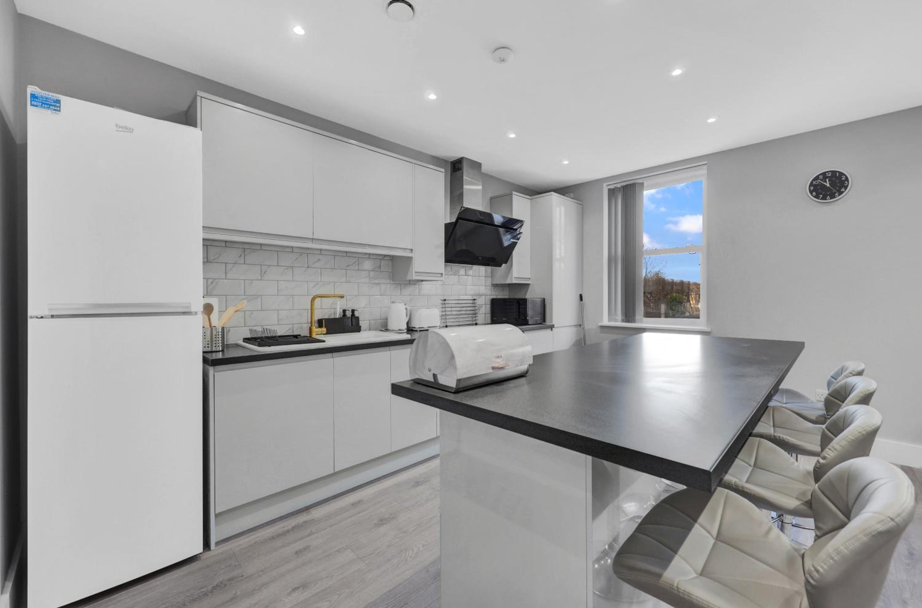 Your Cosy Stay Modern 2 Double bedroom Full Kitchen & Parking 5 Min Walk to Station