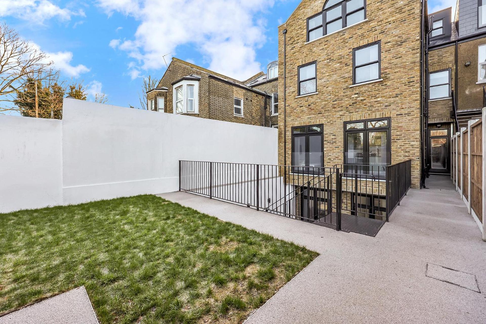 Your Cosy Stay Modern 2 Double bedroom Full Kitchen & Parking 5 Min Walk to Station