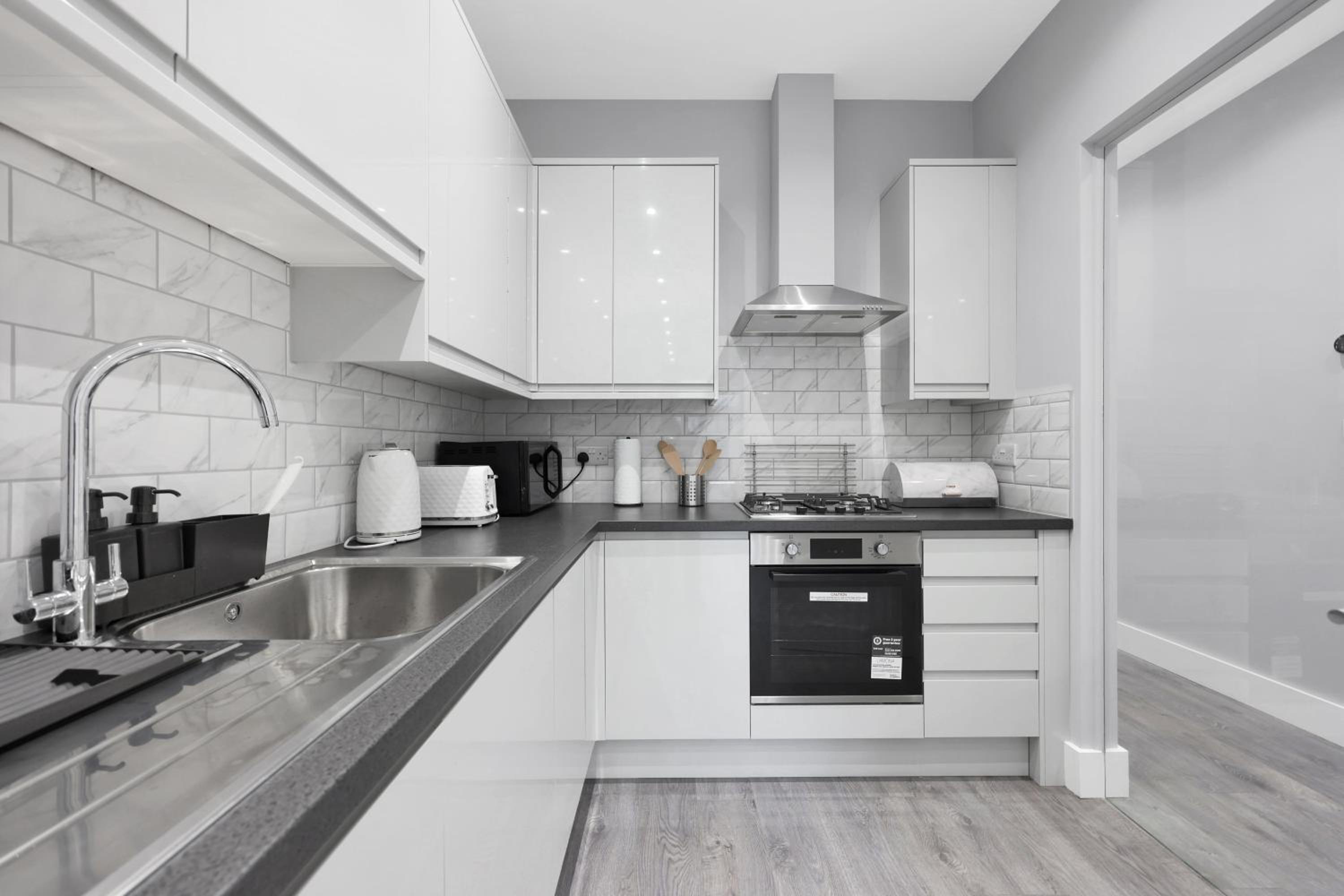 Your Cosy Stay Modern 2 Double bedroom Full Kitchen & Parking 5 Min Walk to Station