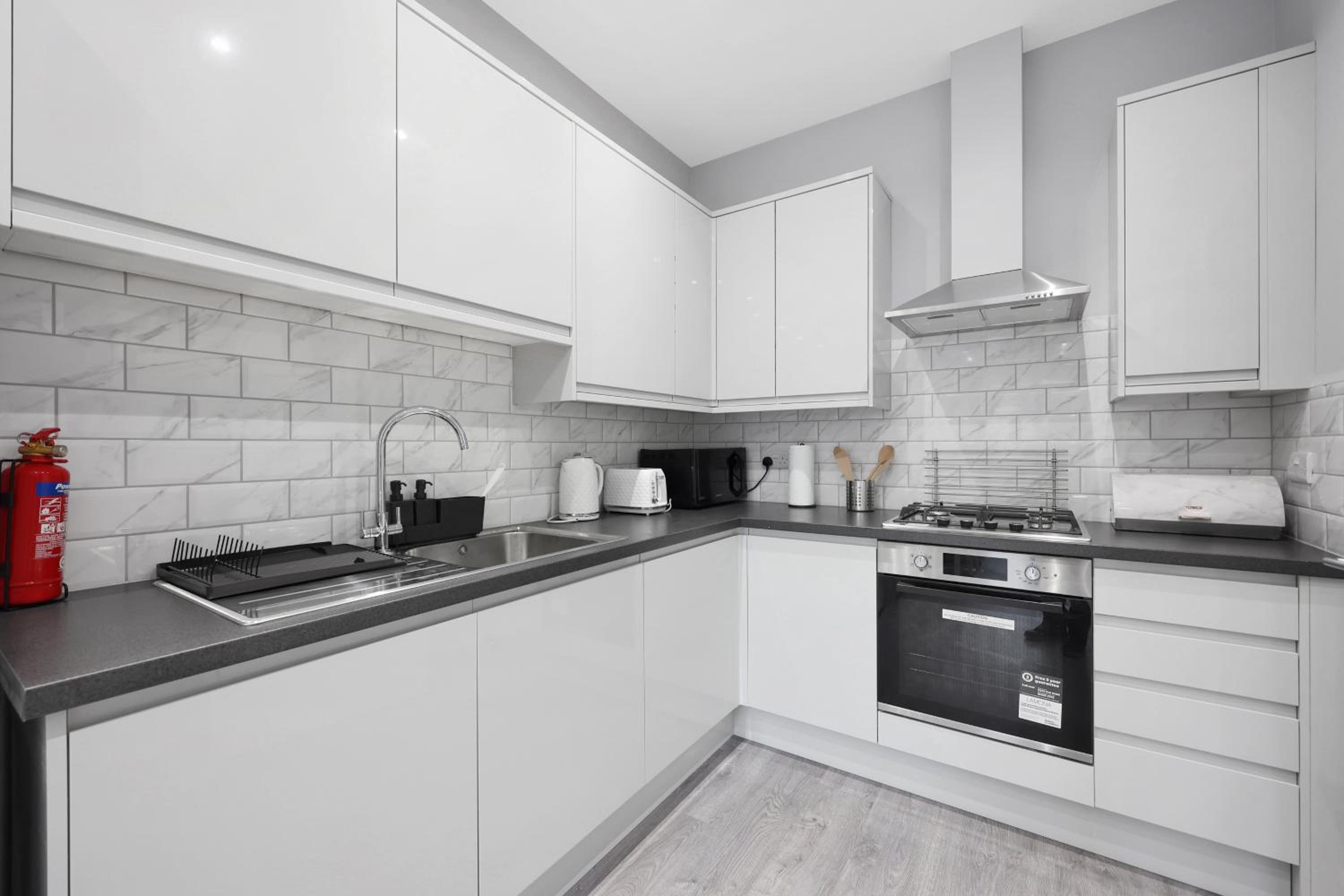 Your Cosy Stay Modern 2 Double bedroom Full Kitchen & Parking 5 Min Walk to Station