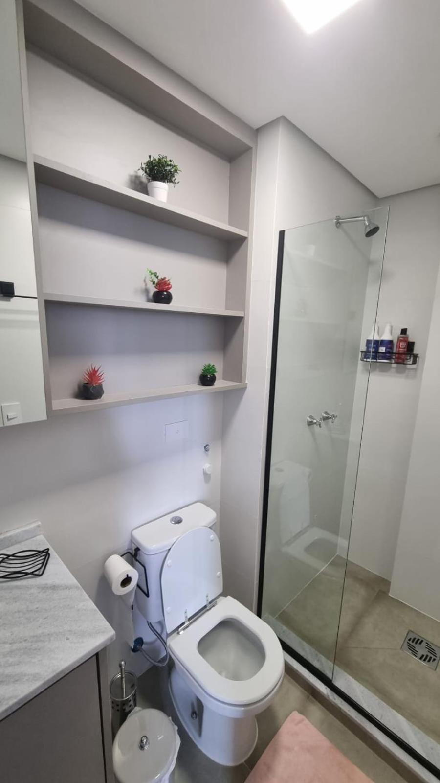 Apartamento ensolarado em condomínio clube