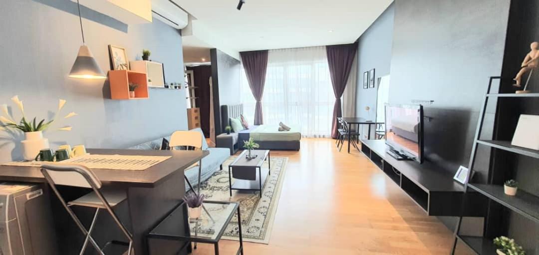 Regalia Luxury Suites KLCC - by Cozy Stay