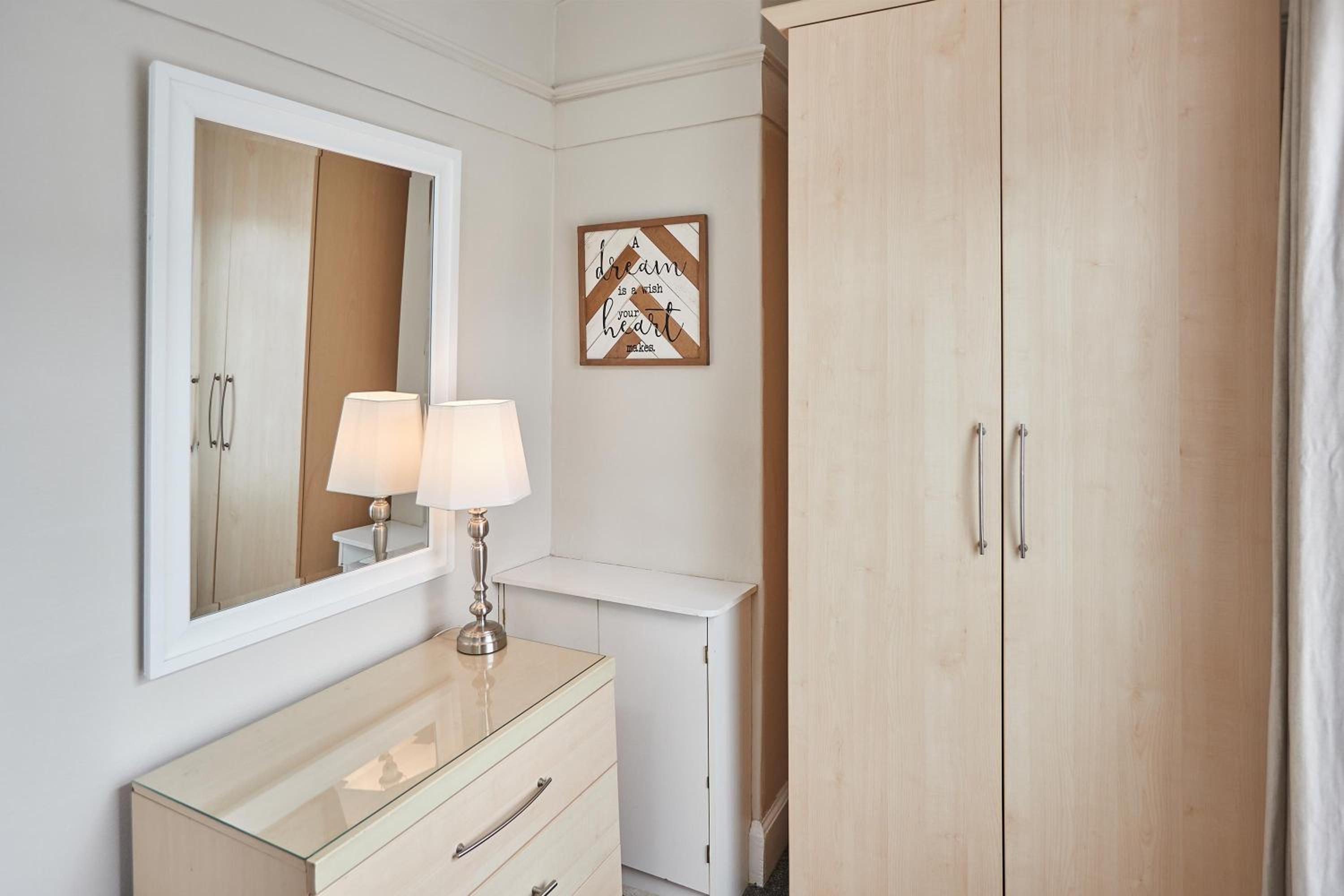 Glencoe Holiday Apartments Whitby view 5