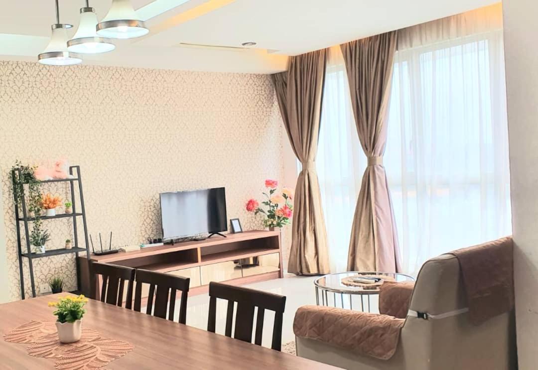 Regalia Luxury Suites KLCC - by Cozy Stay