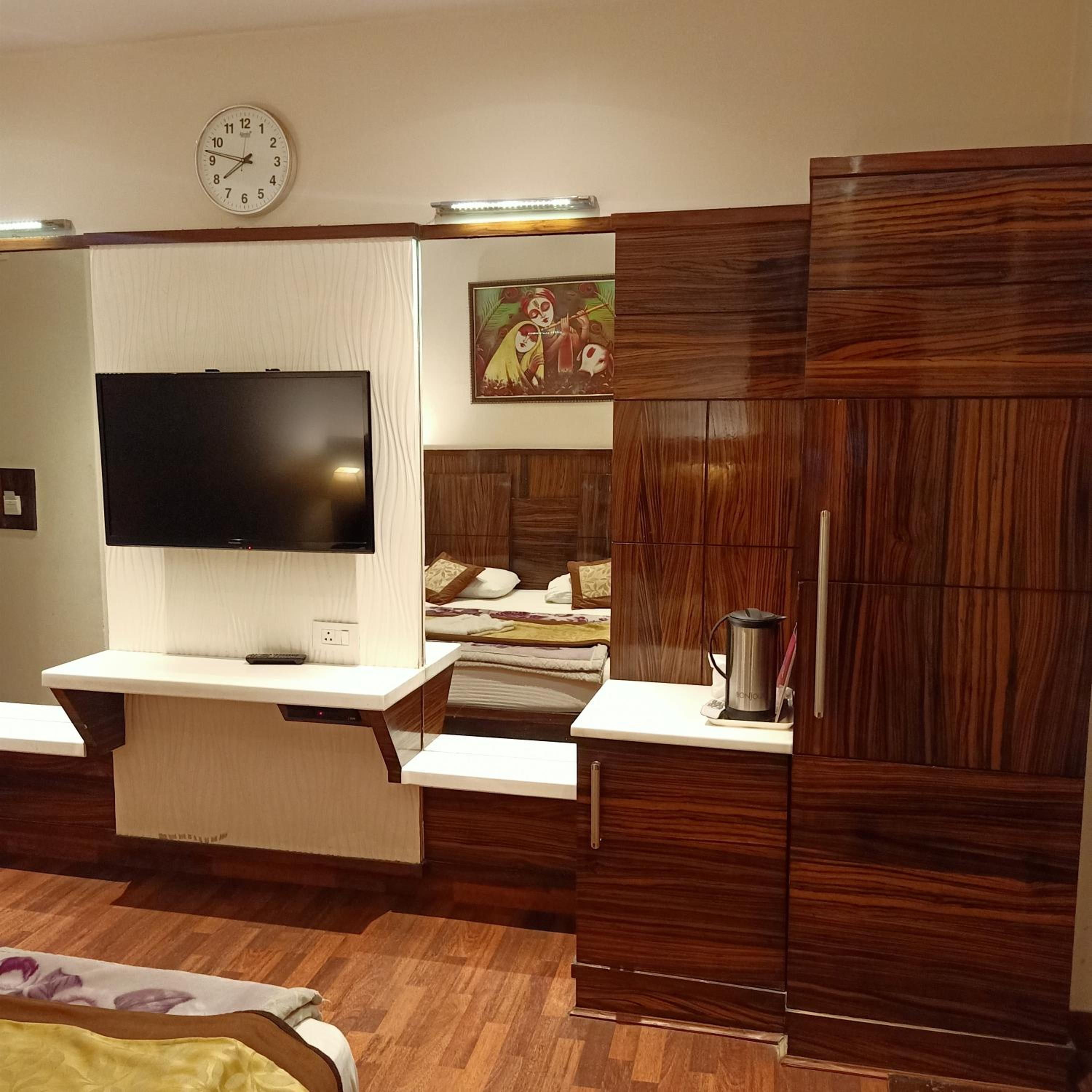 Hotel Geet Deluxe Near Connaught Place and New Delhi Railway Station