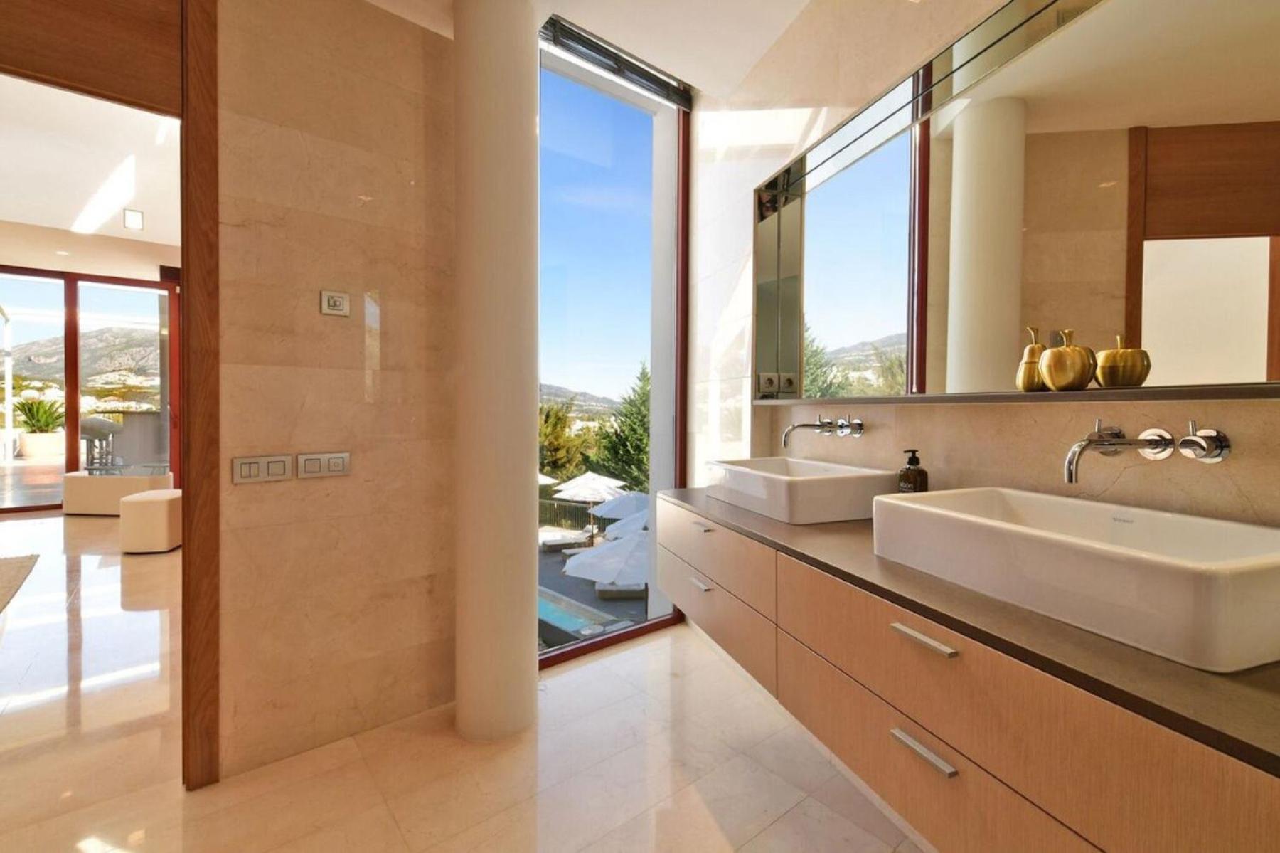 Luxury Villa with Jacuzzis near Puerto Banús