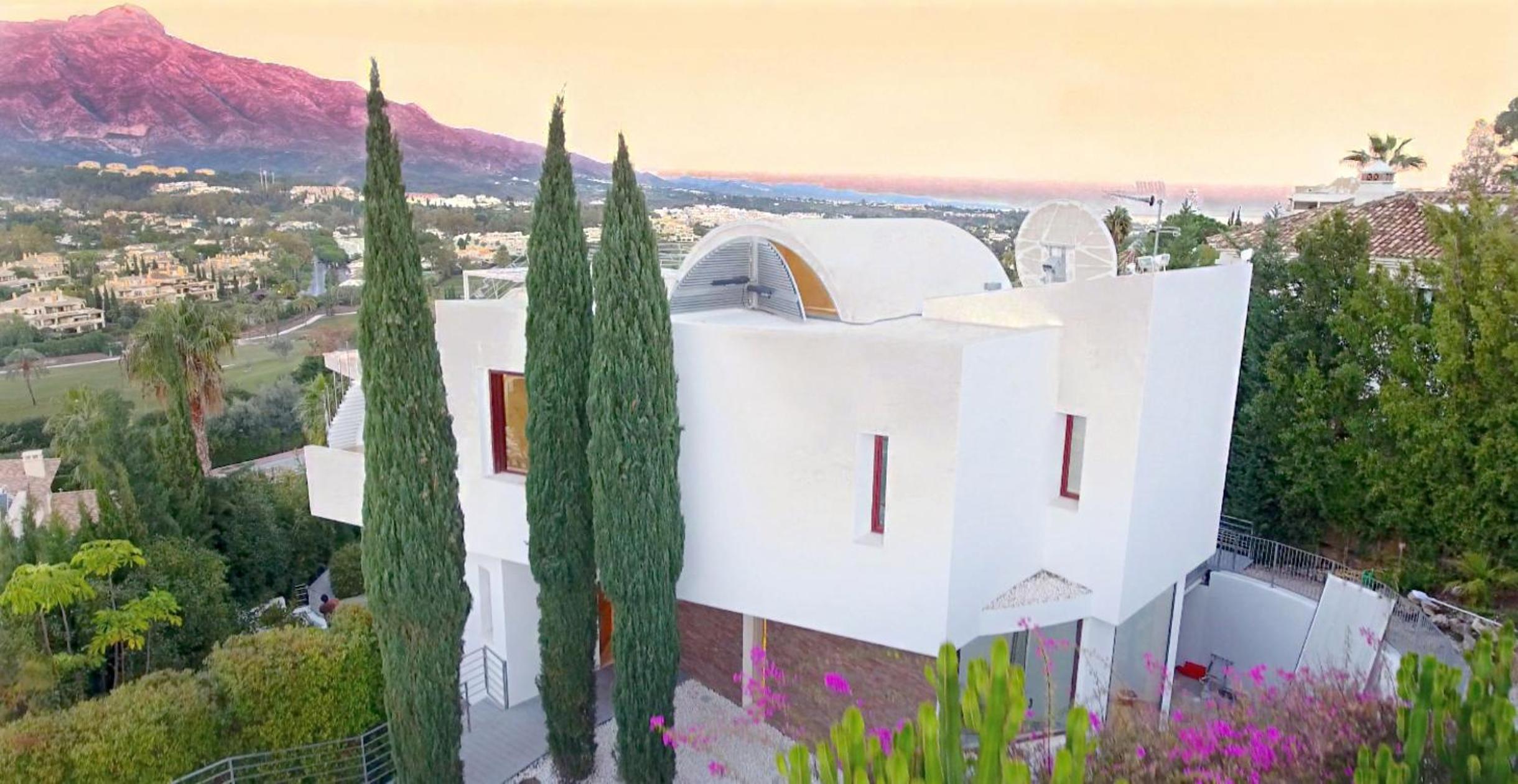 Luxury Villa with Jacuzzis near Puerto Banús