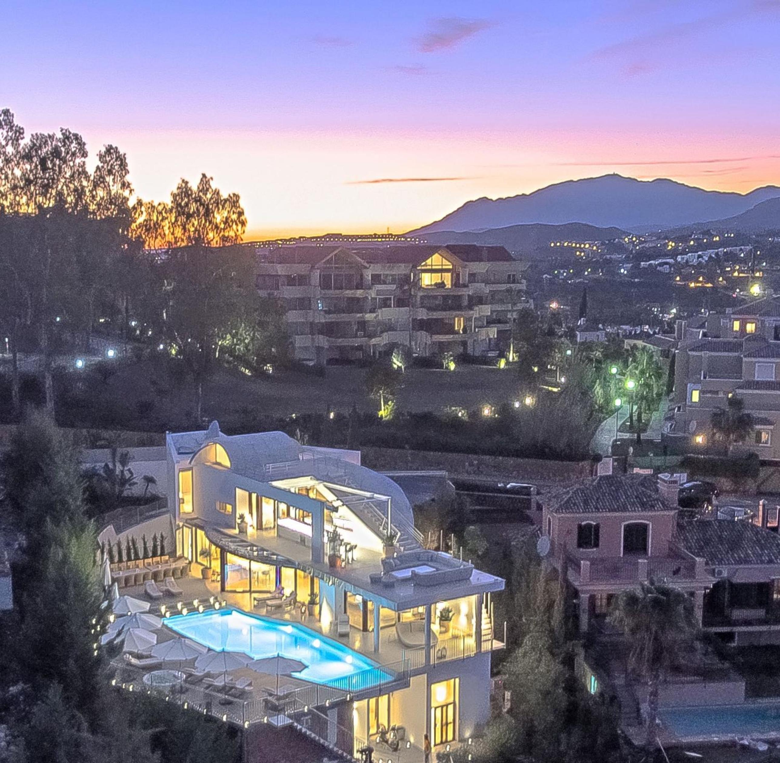 Luxury Villa with Jacuzzis near Puerto Banús
