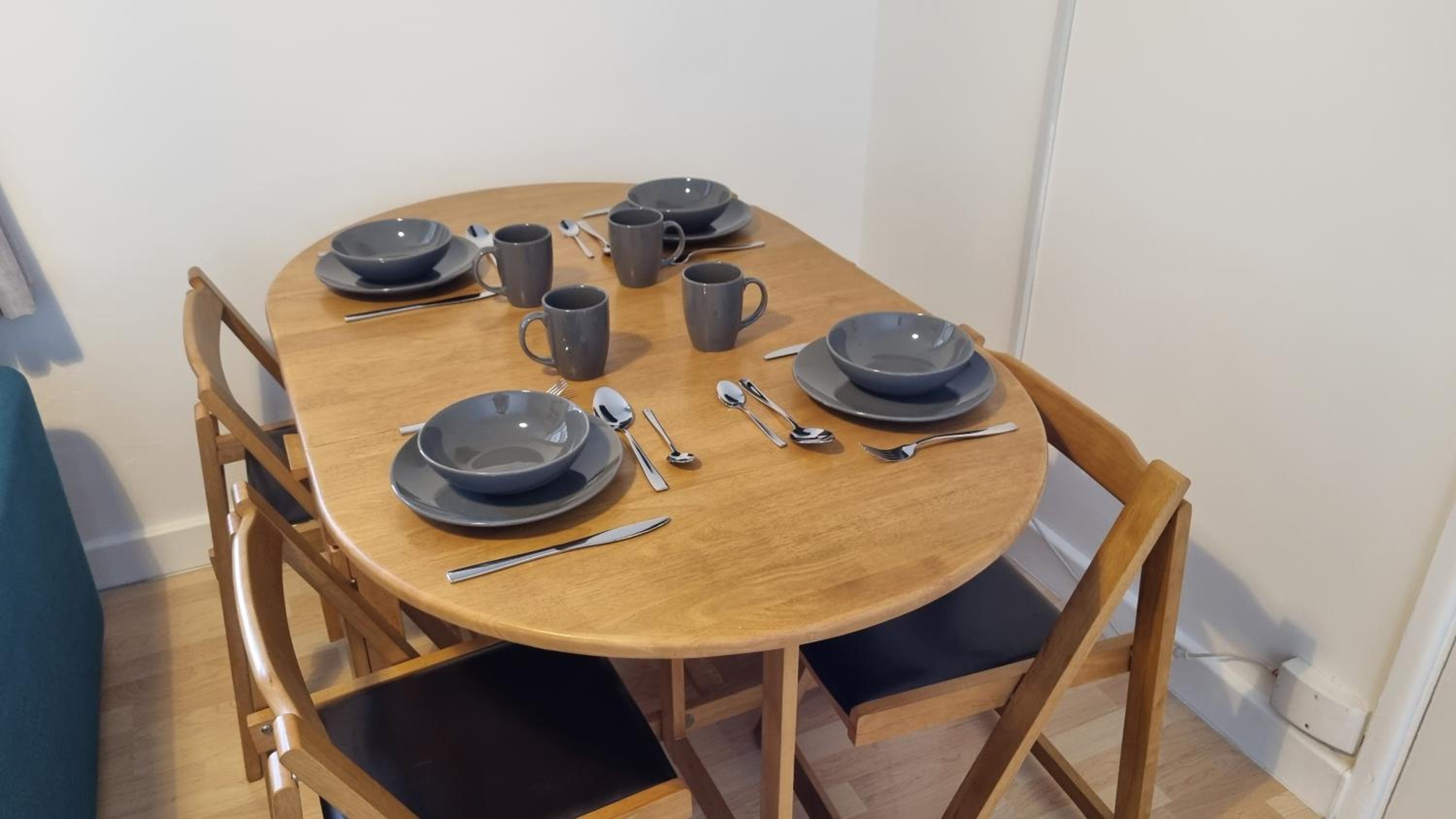 Southsea Escape - 2 double bedrooms - PARKING PERMITS INCLUDED view 4