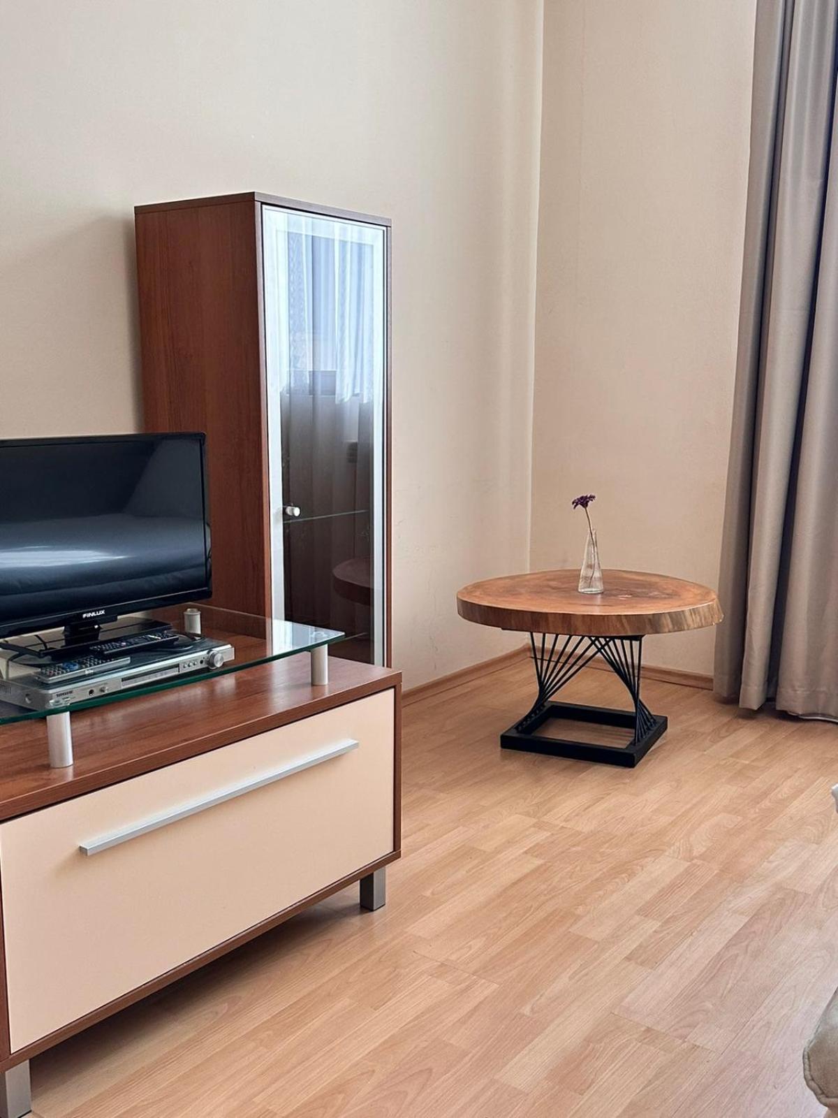 Spacious studio sleeps 4 in Flora main building 706A