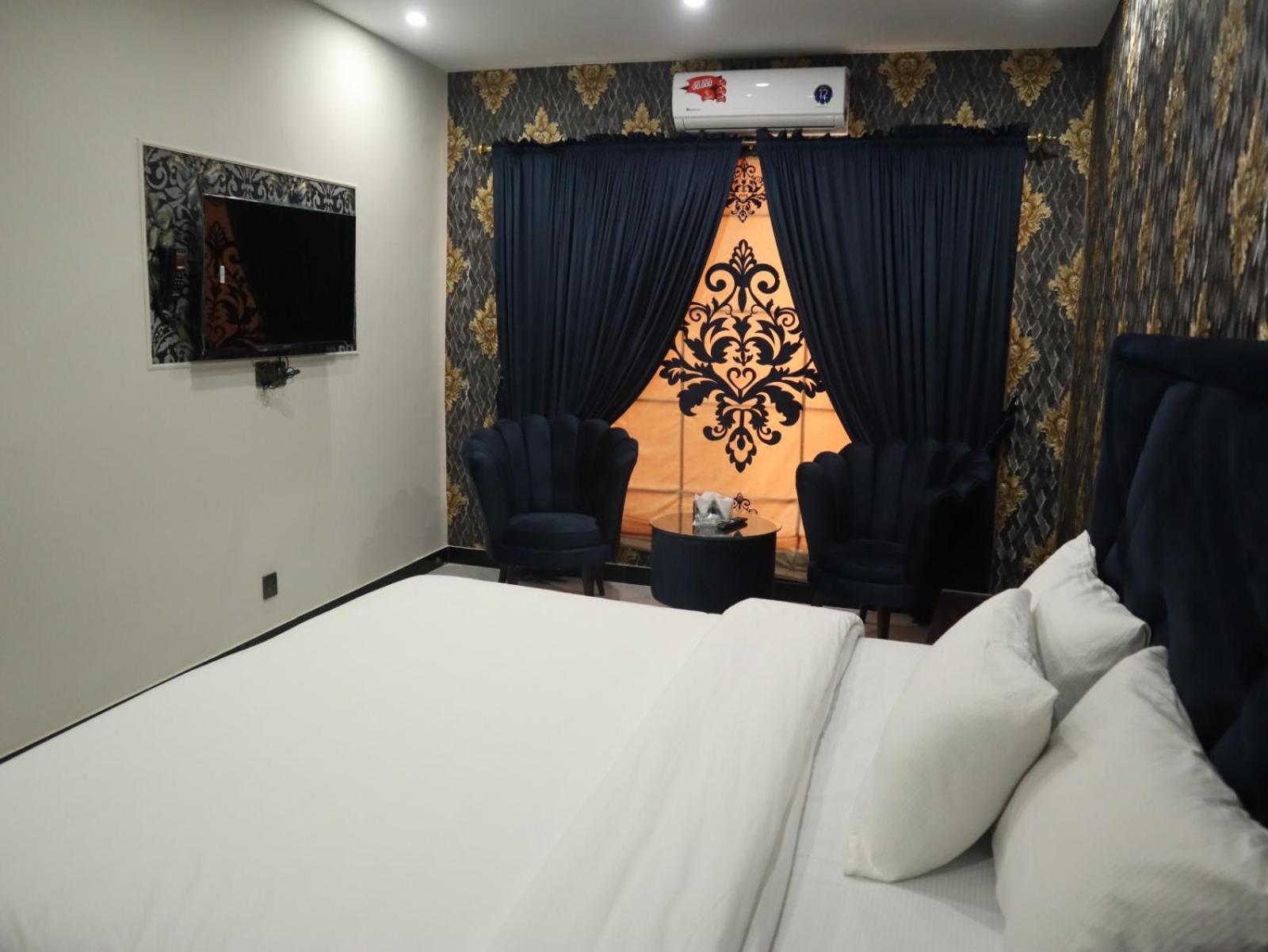 Signature Lodge