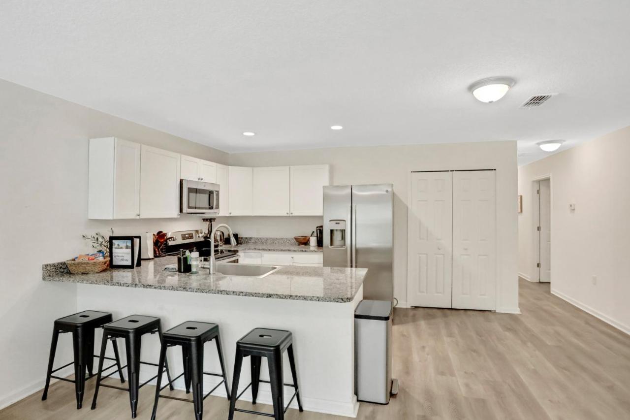 Charming Oasis Near Downtown and Beach view 4