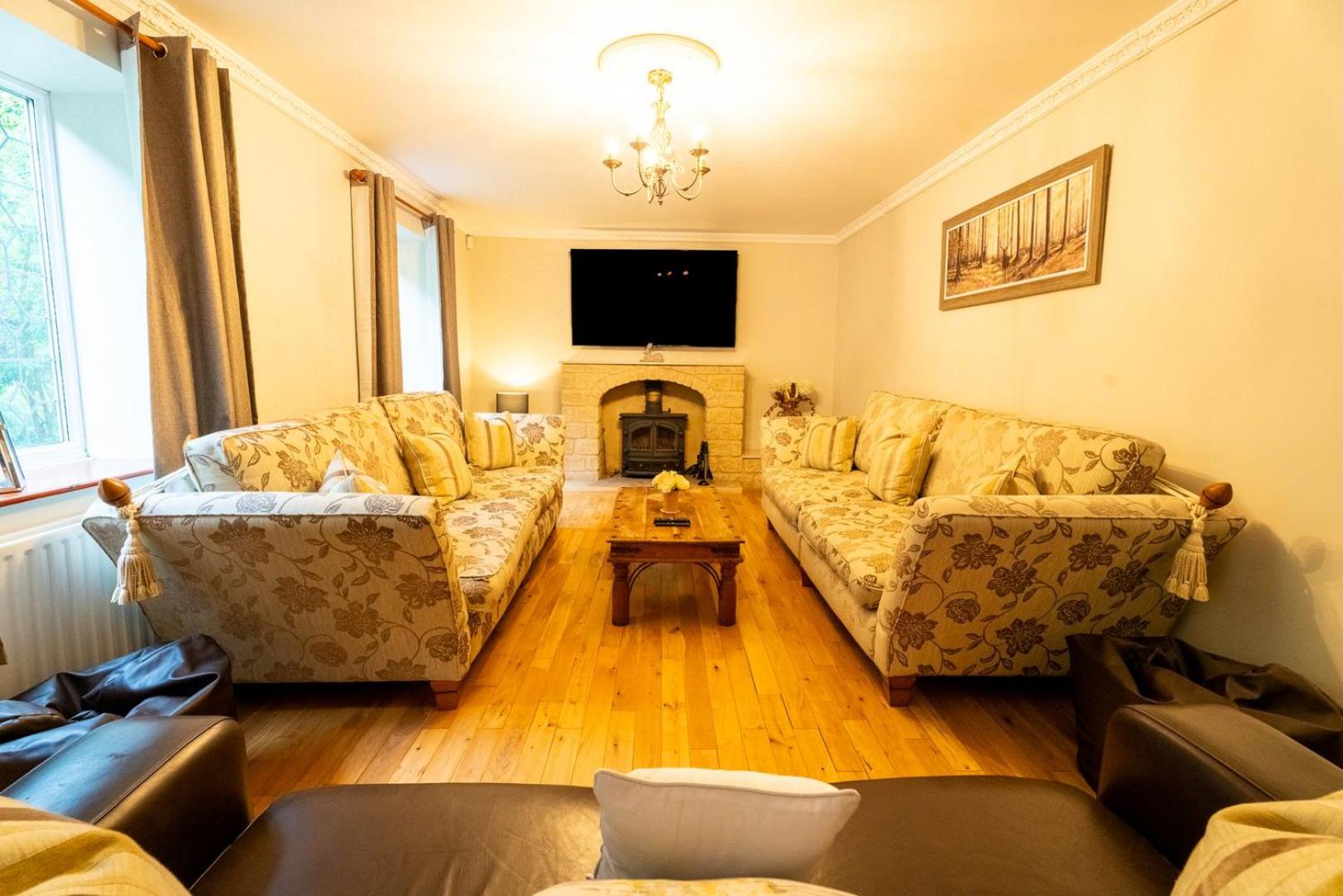 Luxurious Country Retreat in Winford view 4