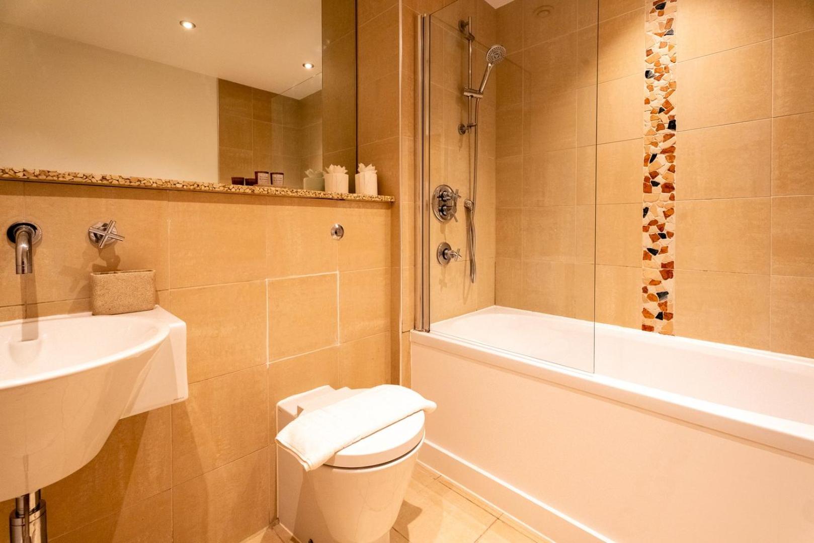 Southside Apartments, Sleeps 4, Free Parking. view 4