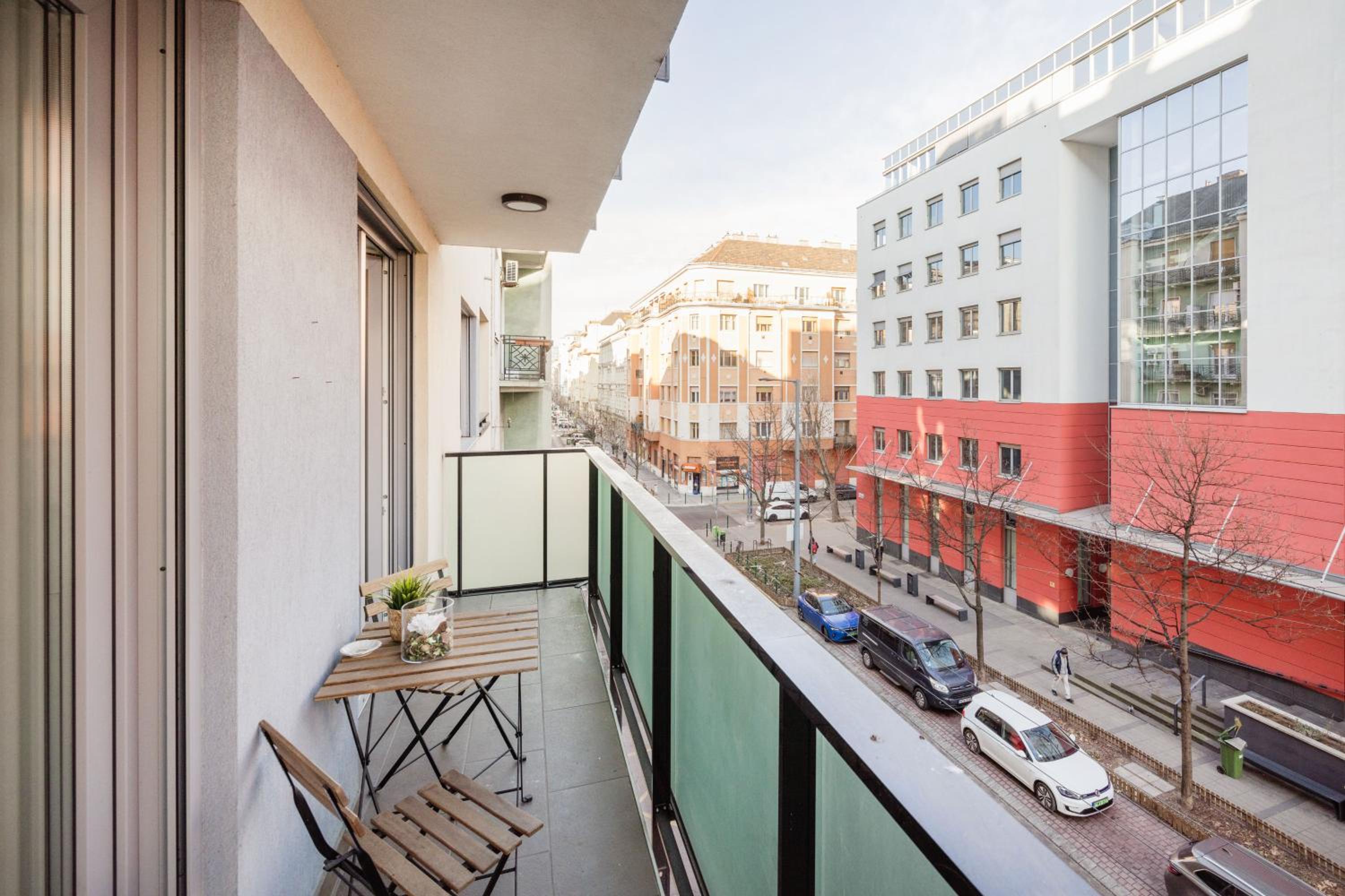 The Chic Crib with Balcony