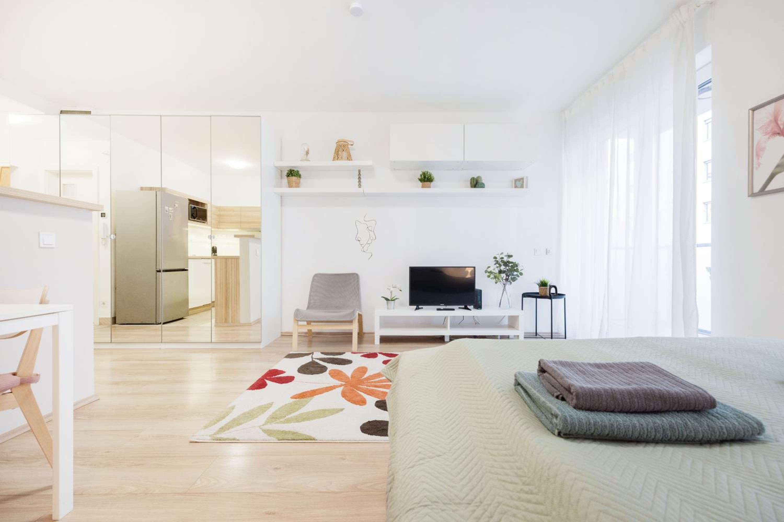 The Chic Crib with Balcony
