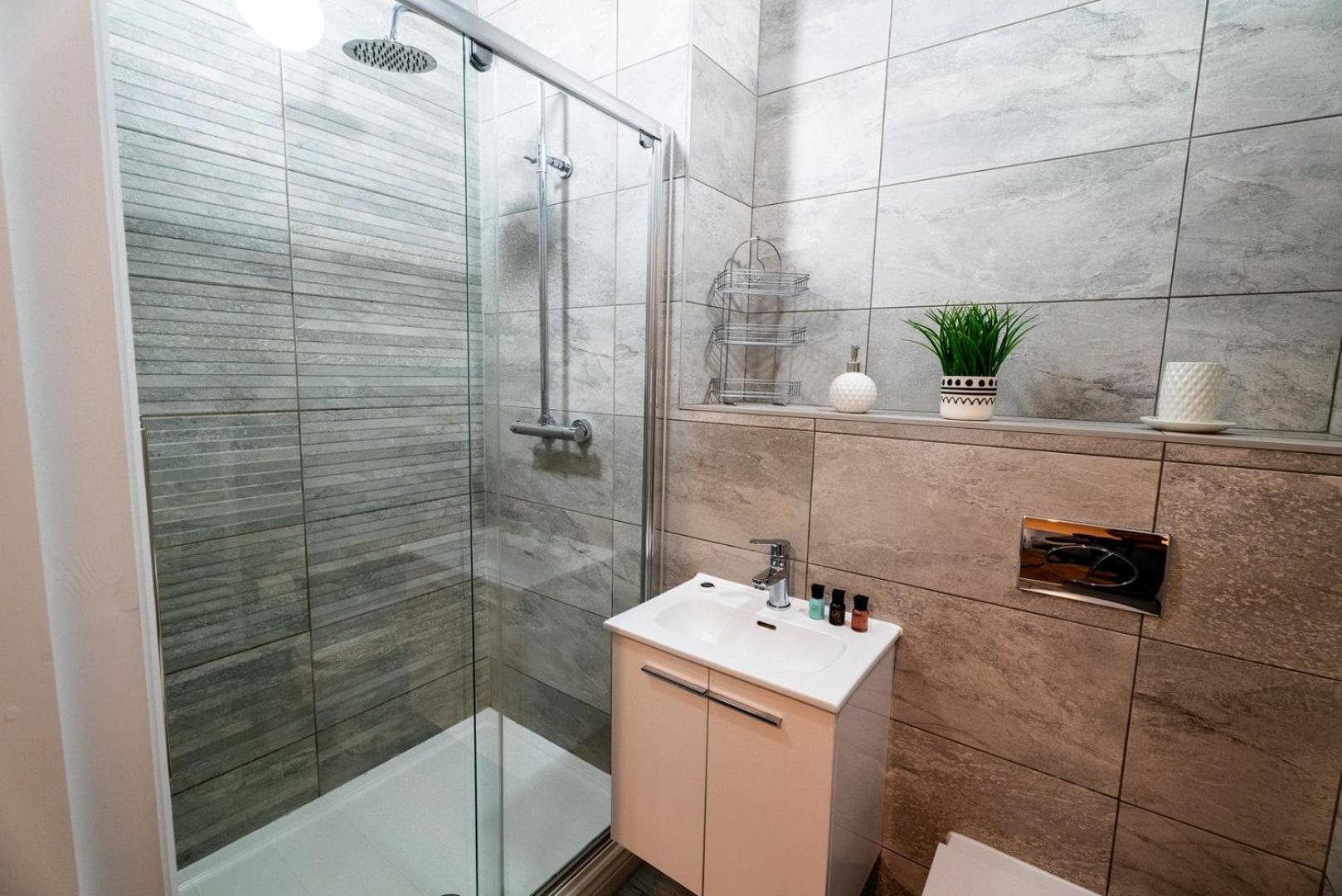 Free Parking | Smart TV | 4 guests view 4