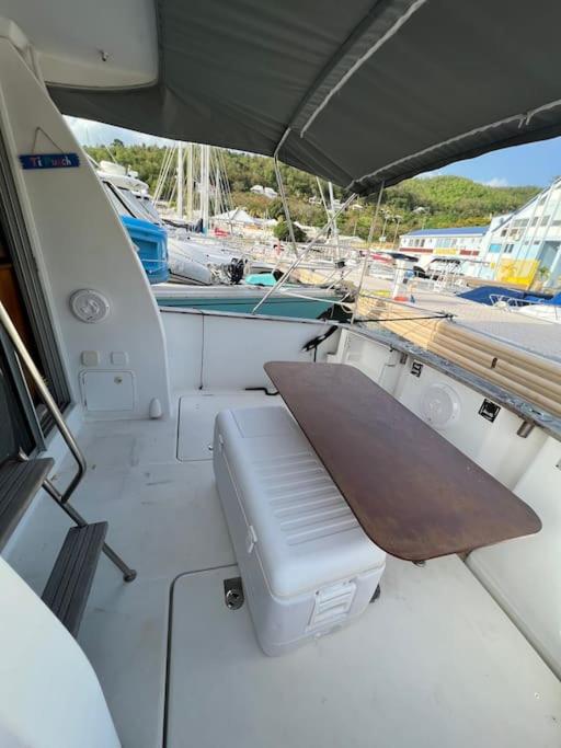 Bateau double cabine proche de la plage