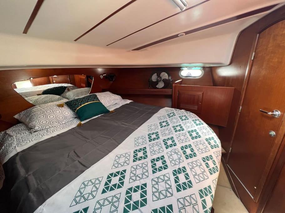 Bateau double cabine proche de la plage