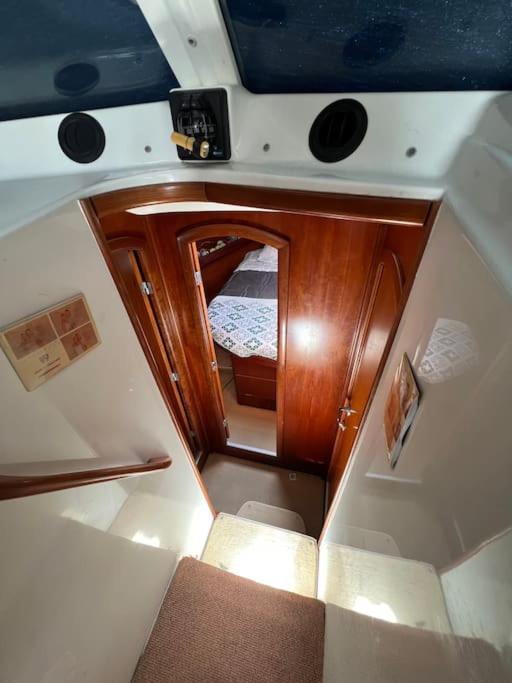 Bateau double cabine proche de la plage