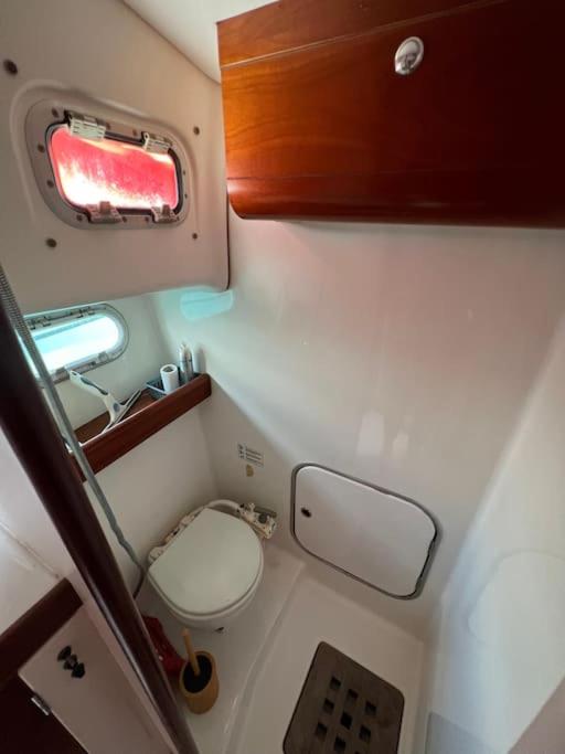 Bateau double cabine proche de la plage