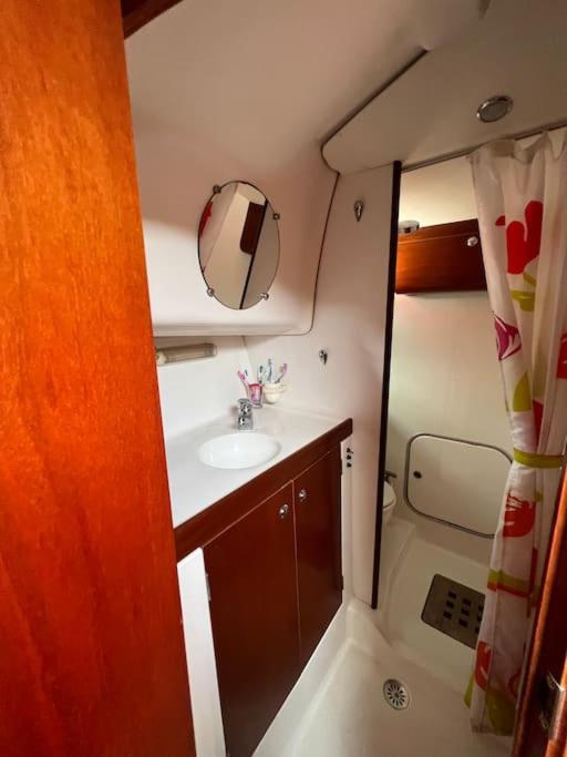 Bateau double cabine proche de la plage