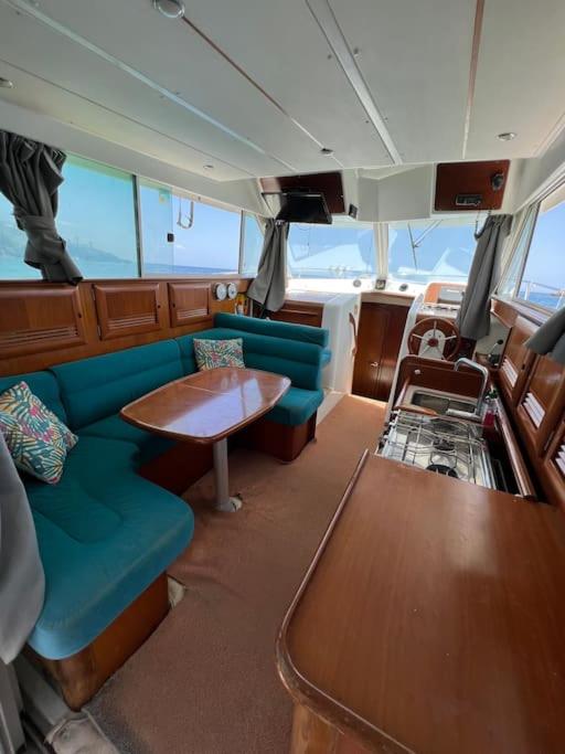 Bateau double cabine proche de la plage