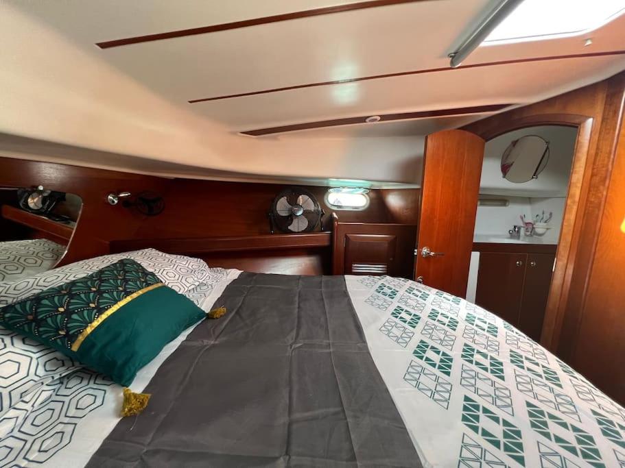 Bateau double cabine proche de la plage