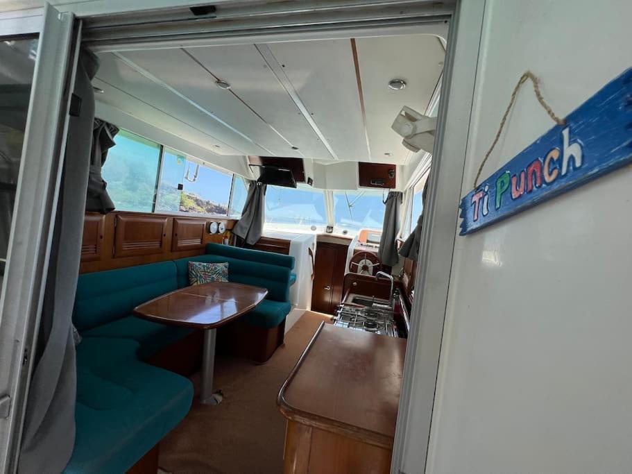 Bateau double cabine proche de la plage
