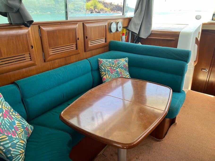 Bateau double cabine proche de la plage