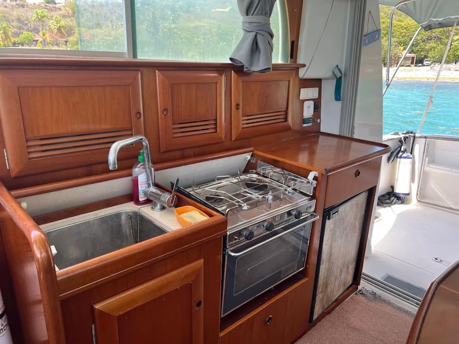 Bateau double cabine proche de la plage
