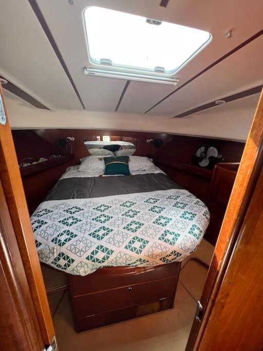 Bateau double cabine proche de la plage