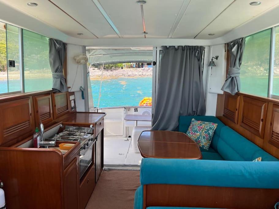 Bateau double cabine proche de la plage
