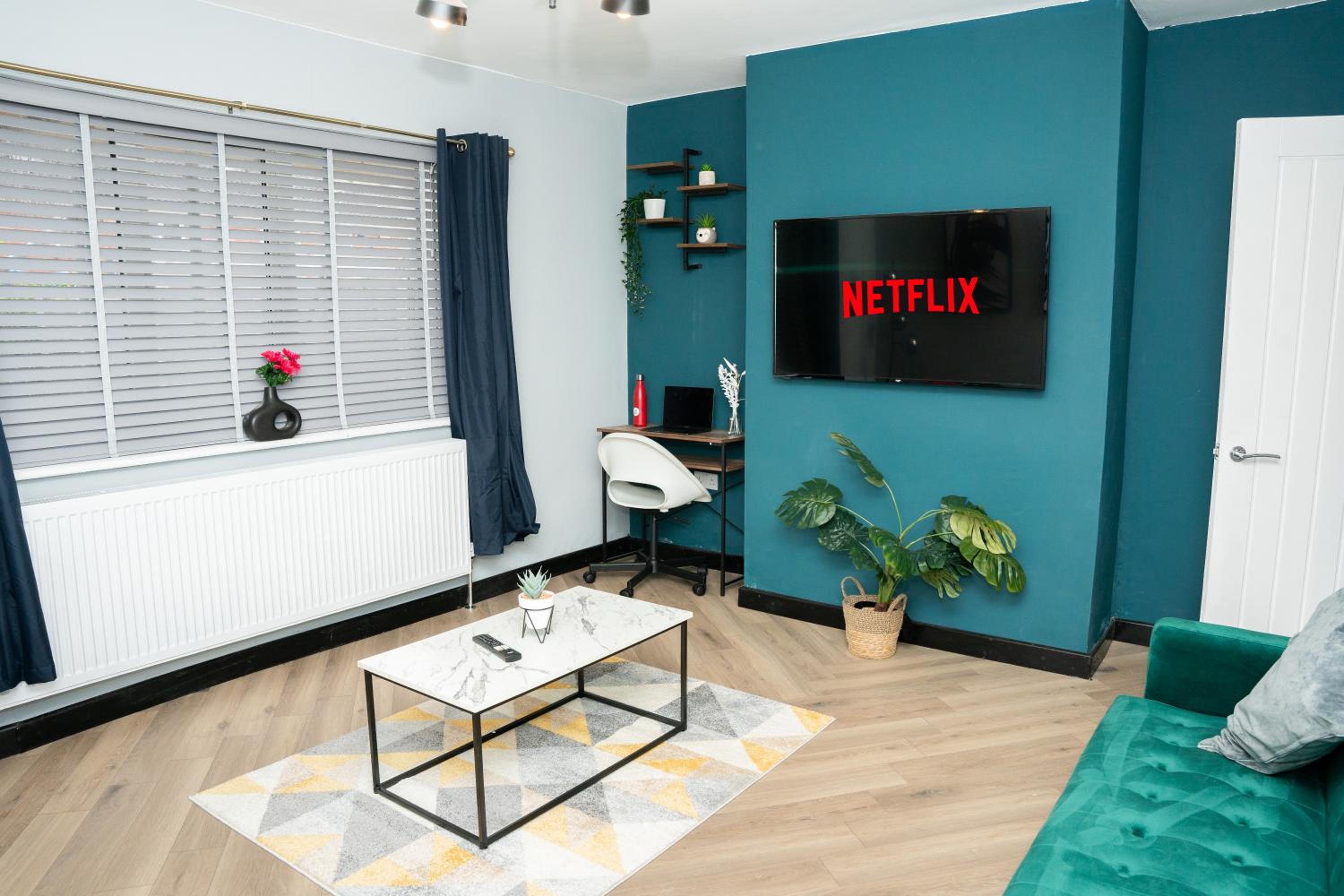 A modern home close to city centre with parking view 4