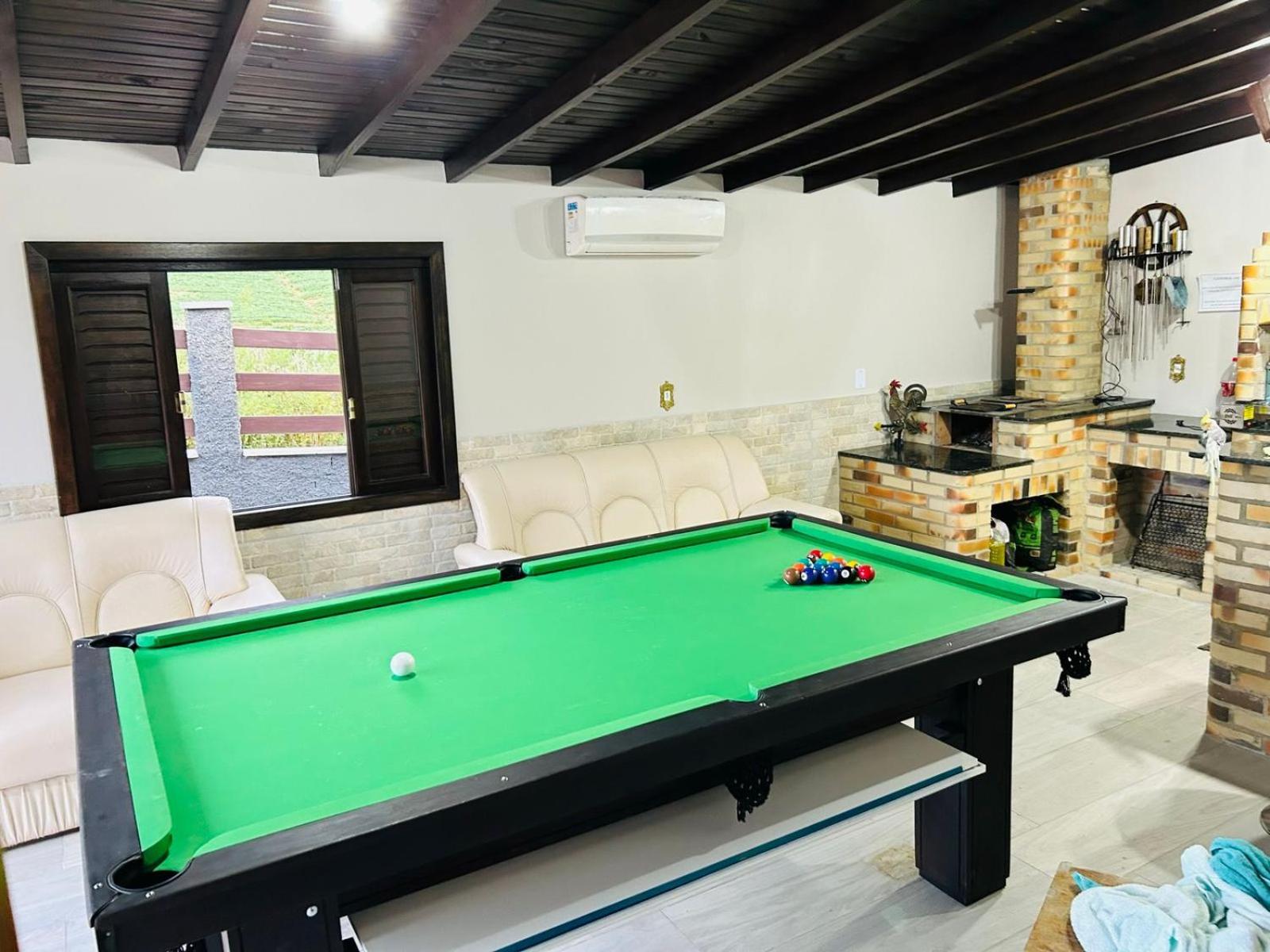 SÍTIO CANTINHO DO SOSSEGO, Casa de campo, pescaria, lareira, jogos de bilhar, area gourmet etc