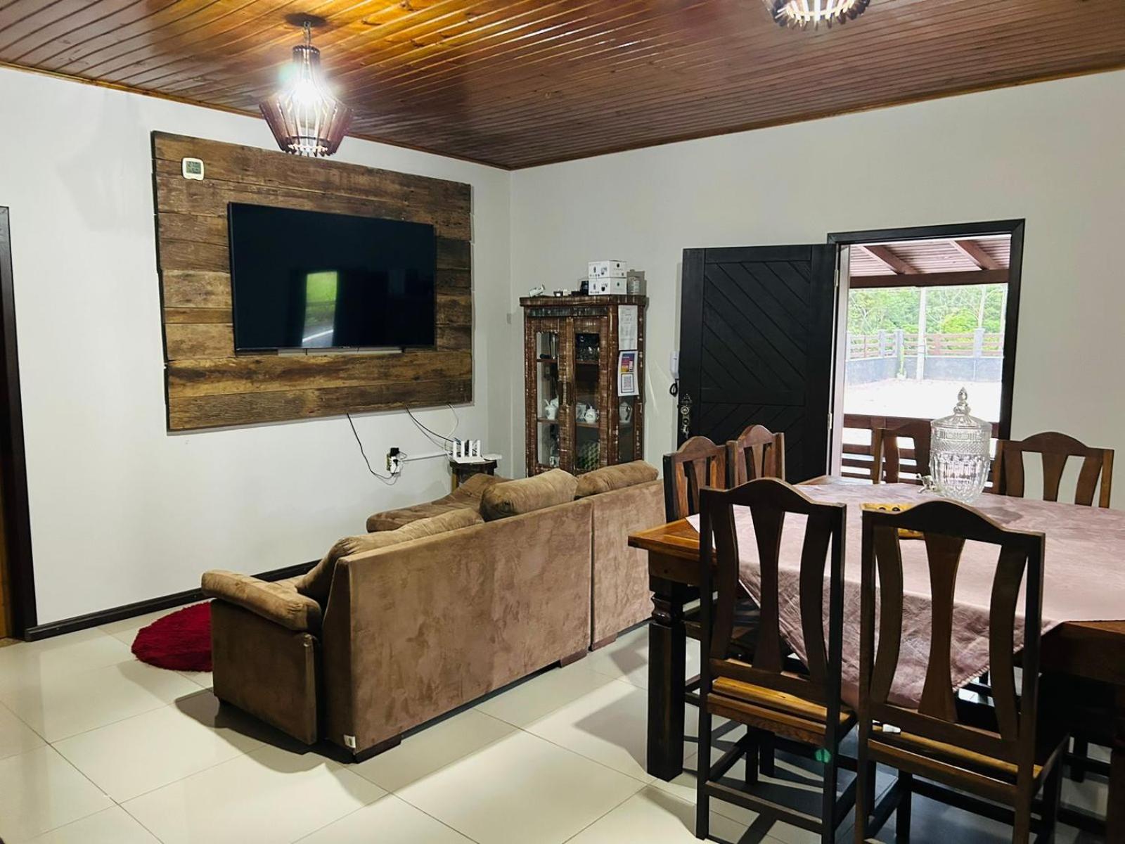SÍTIO CANTINHO DO SOSSEGO, Casa de campo, pescaria, lareira, jogos de bilhar, area gourmet etc