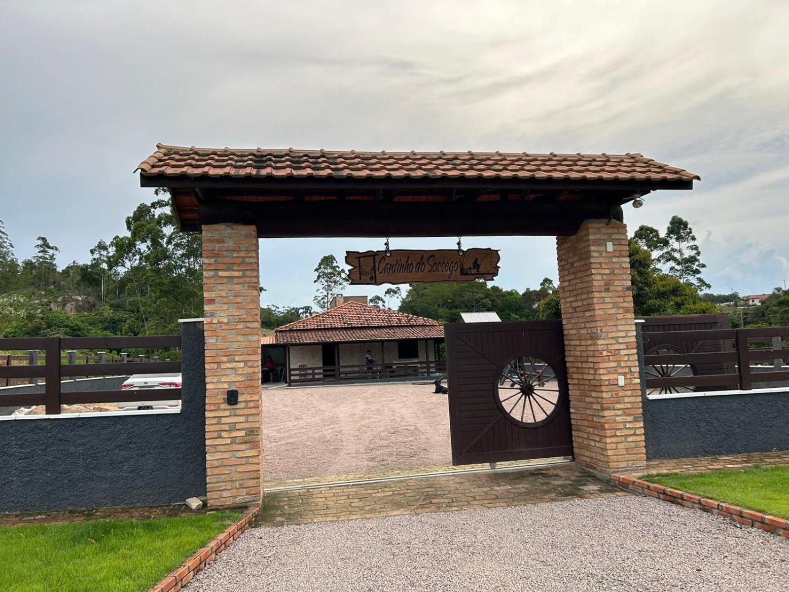 SÍTIO CANTINHO DO SOSSEGO, Casa de campo, pescaria, lareira, jogos de bilhar, area gourmet etc