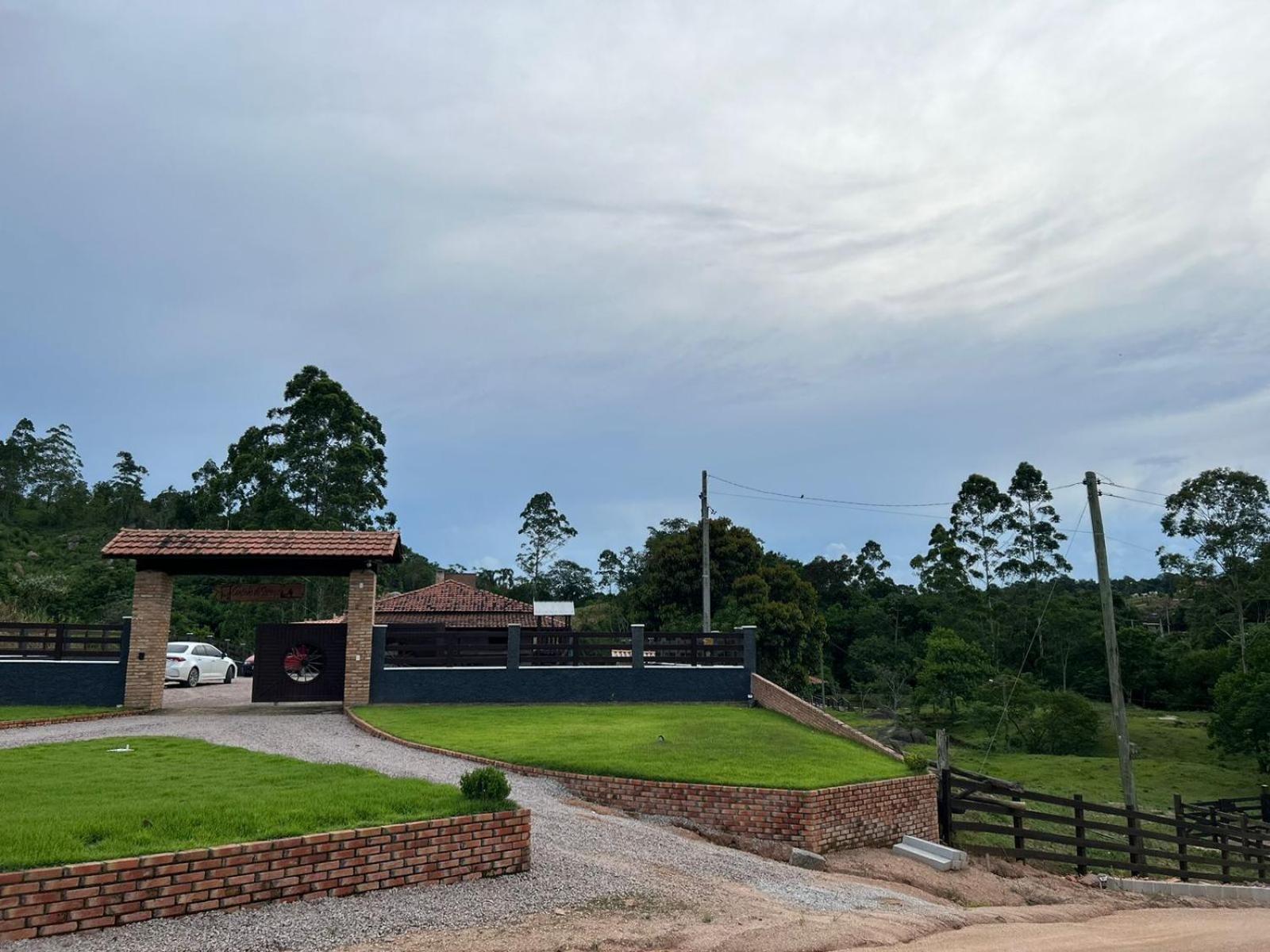 SÍTIO CANTINHO DO SOSSEGO, Casa de campo, pescaria, lareira, jogos de bilhar, area gourmet etc