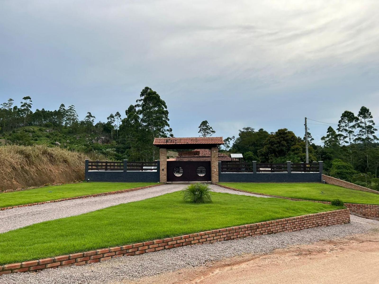 SÍTIO CANTINHO DO SOSSEGO, Casa de campo, pescaria, lareira, jogos de bilhar, area gourmet etc