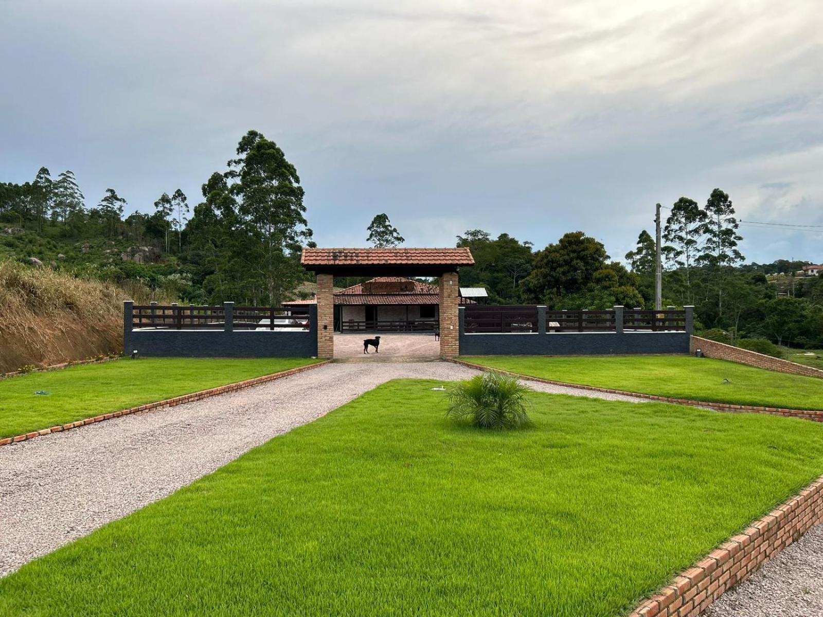 SÍTIO CANTINHO DO SOSSEGO, Casa de campo, pescaria, lareira, jogos de bilhar, area gourmet etc