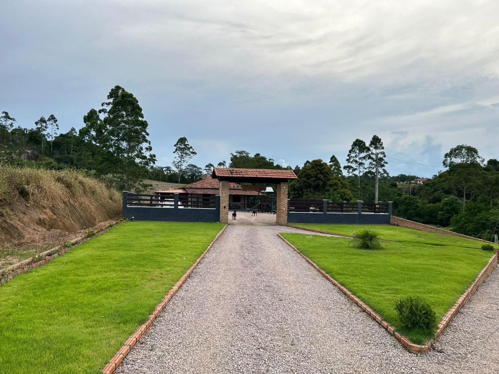 SÍTIO CANTINHO DO SOSSEGO, Casa de campo, pescaria, lareira, jogos de bilhar, area gourmet etc