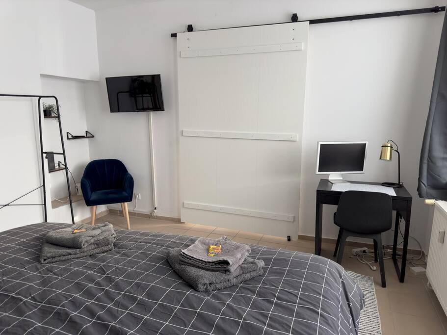 Spacious 70sqm Apartment Sleeps 6 Free Parking