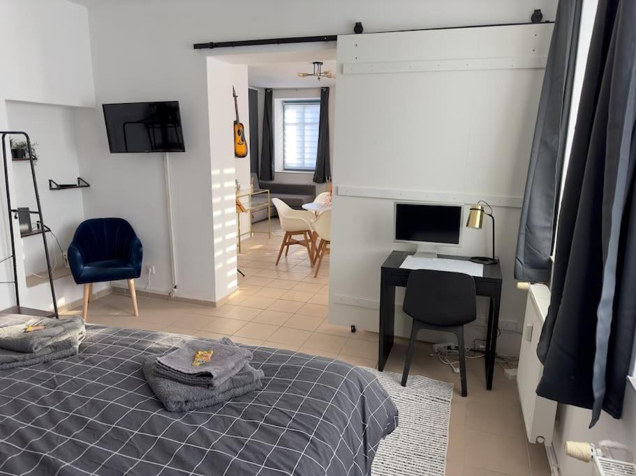 Spacious 70sqm Apartment Sleeps 6 Free Parking